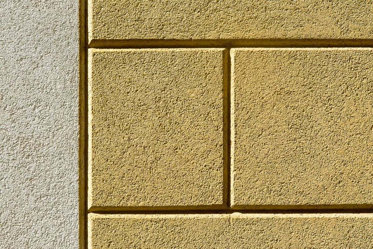 Parede com efeito cimento queimado em sala comercial contemporânea