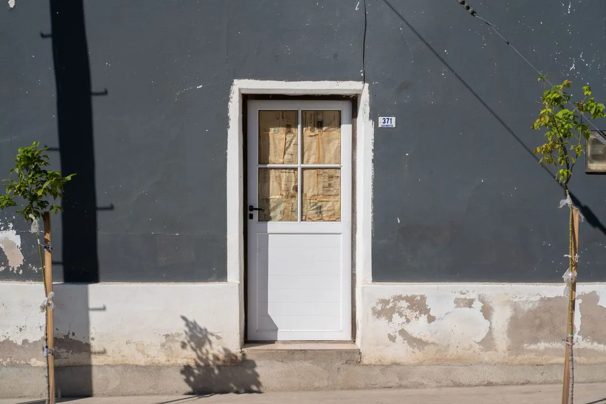 Instalação de portas internas em apartamento com acabamento limpo