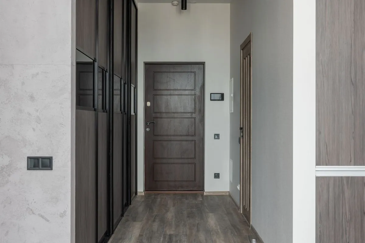 Troca de porta de madeira em quarto com ajuste de batente
