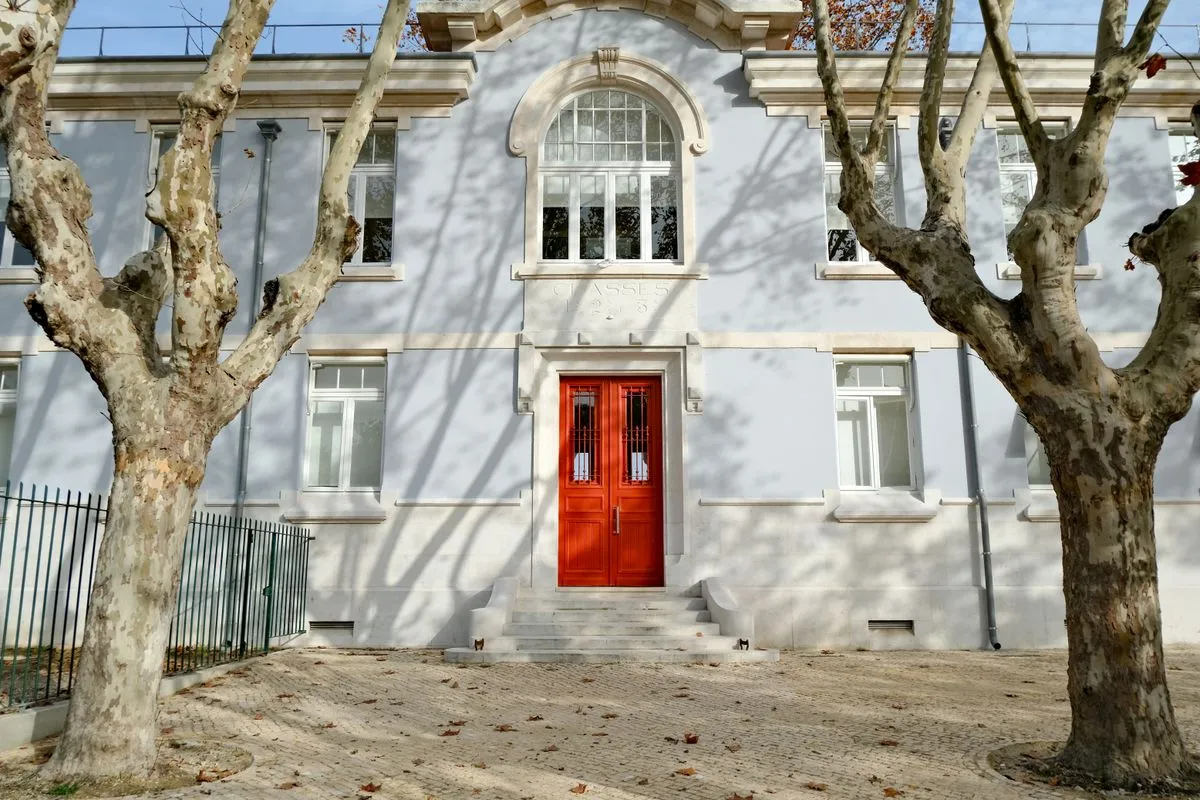 Instalação de batente e fechadura em porta residencial