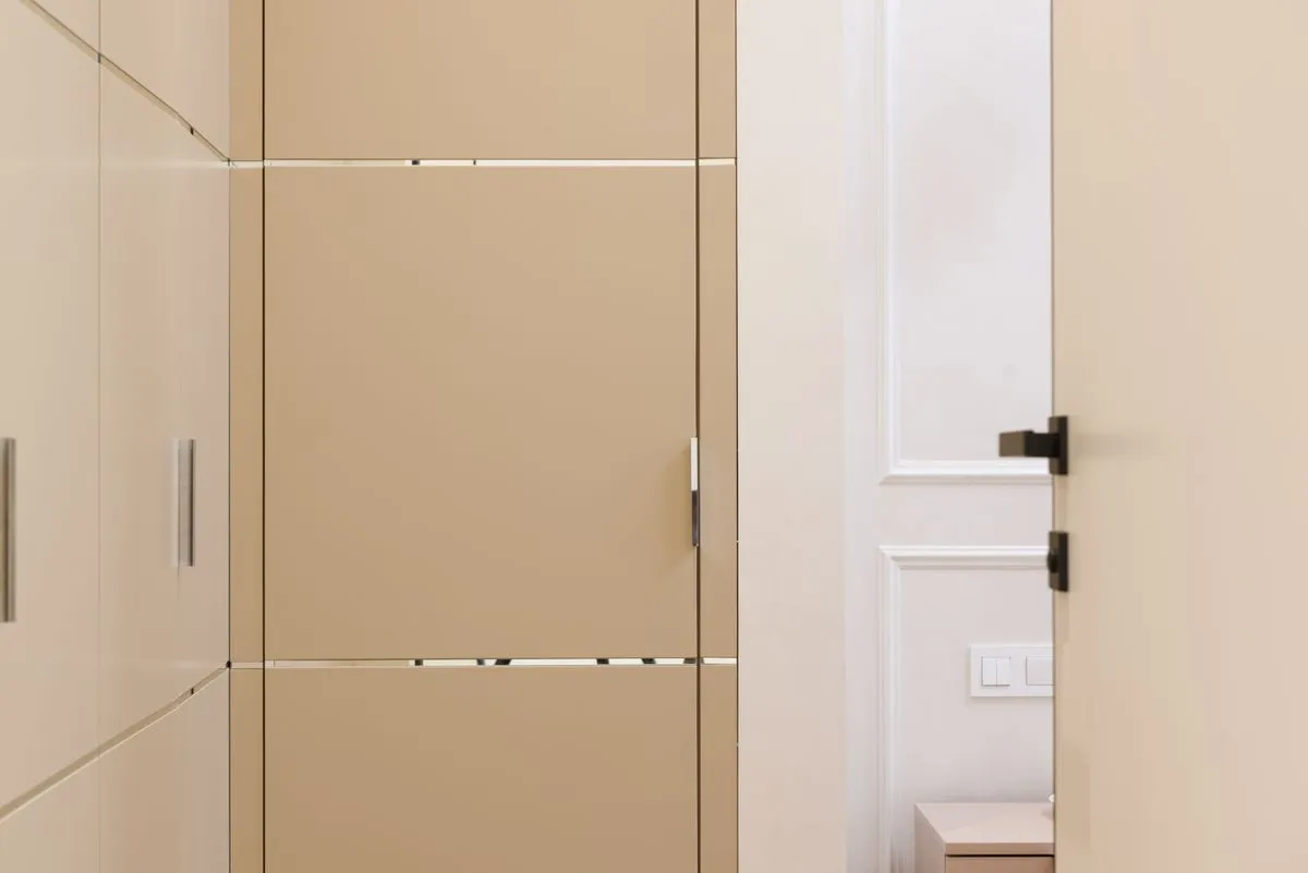Conjunto de porta, batente e fechadura com acabamento final
