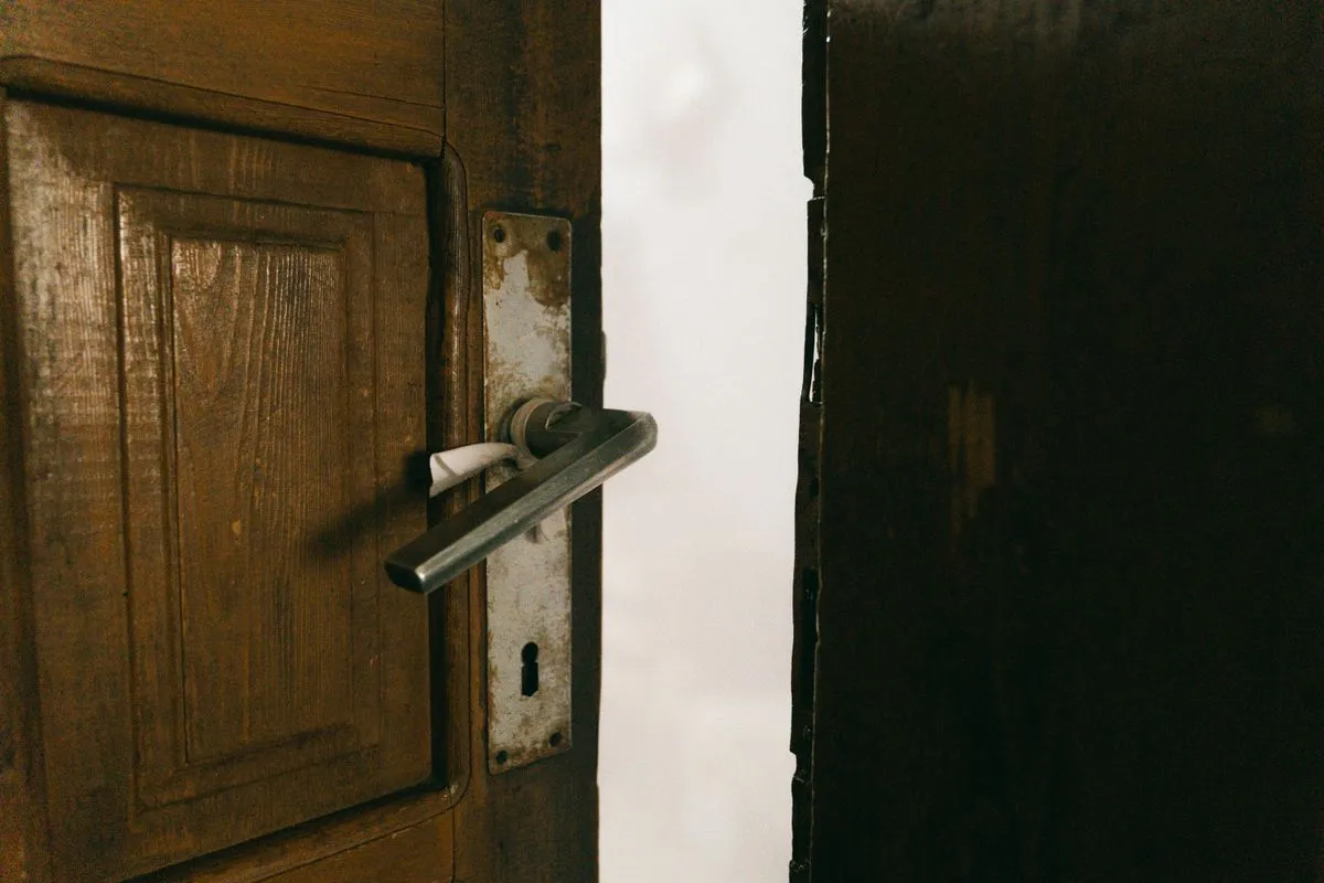 Técnico realizando instalação de portas em apartamento