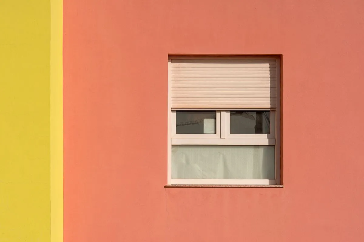 Detalhe de medição de vão para janela em obra residencial
