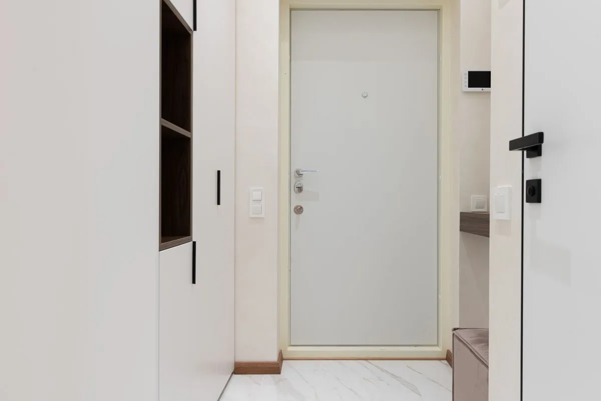 Porta blindada e de segurança instalada em apartamento com acabamento amadeirado