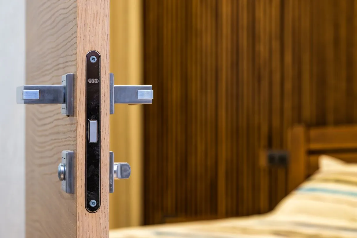 Fechadura multiponto em detalhe na porta reforçada para apartamento