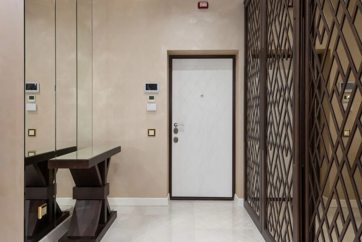 Vista frontal de porta reforçada para apartamento em corredor residencial