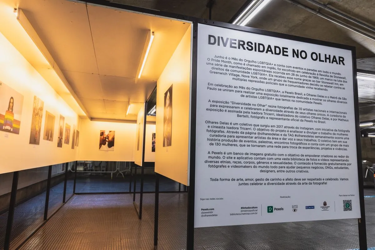 Equipe realizando instalação de alambrado em terreno urbano