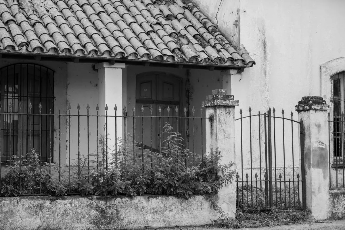 Detalhe de solda e reforço estrutural em serralheria de portões