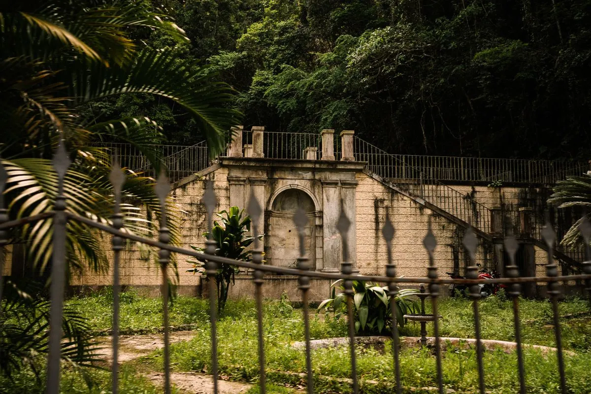 Portão social de ferro com pintura nova e fechadura instalada