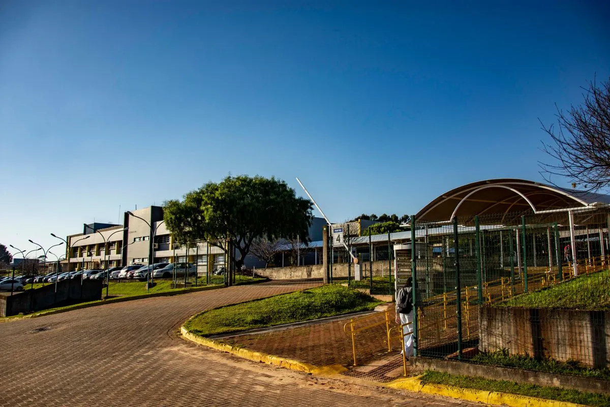 Técnico realizando instalação de portão automático em residência