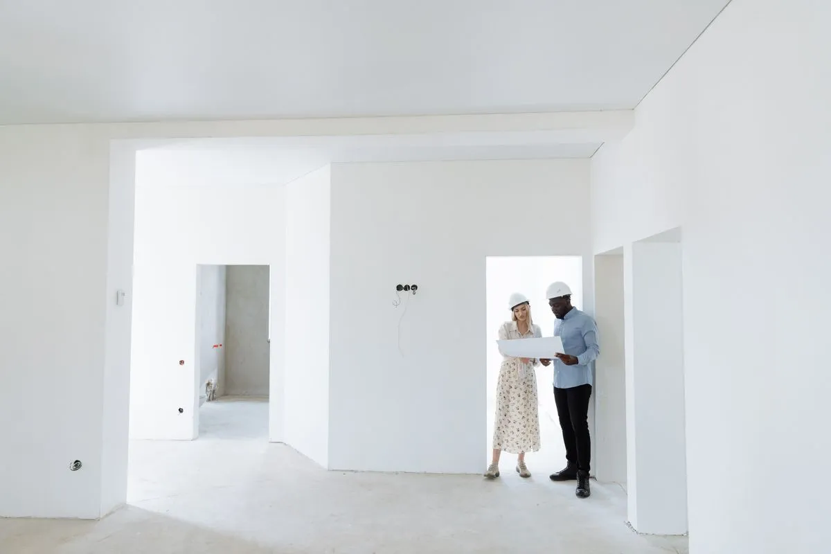 Banheiro com revestimento moderno e acabamentos instalados