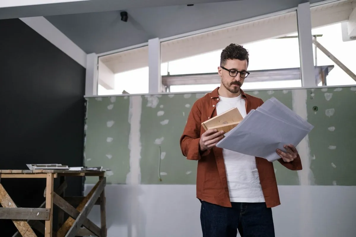 Sala de apartamento com pintura finalizada e piso renovado