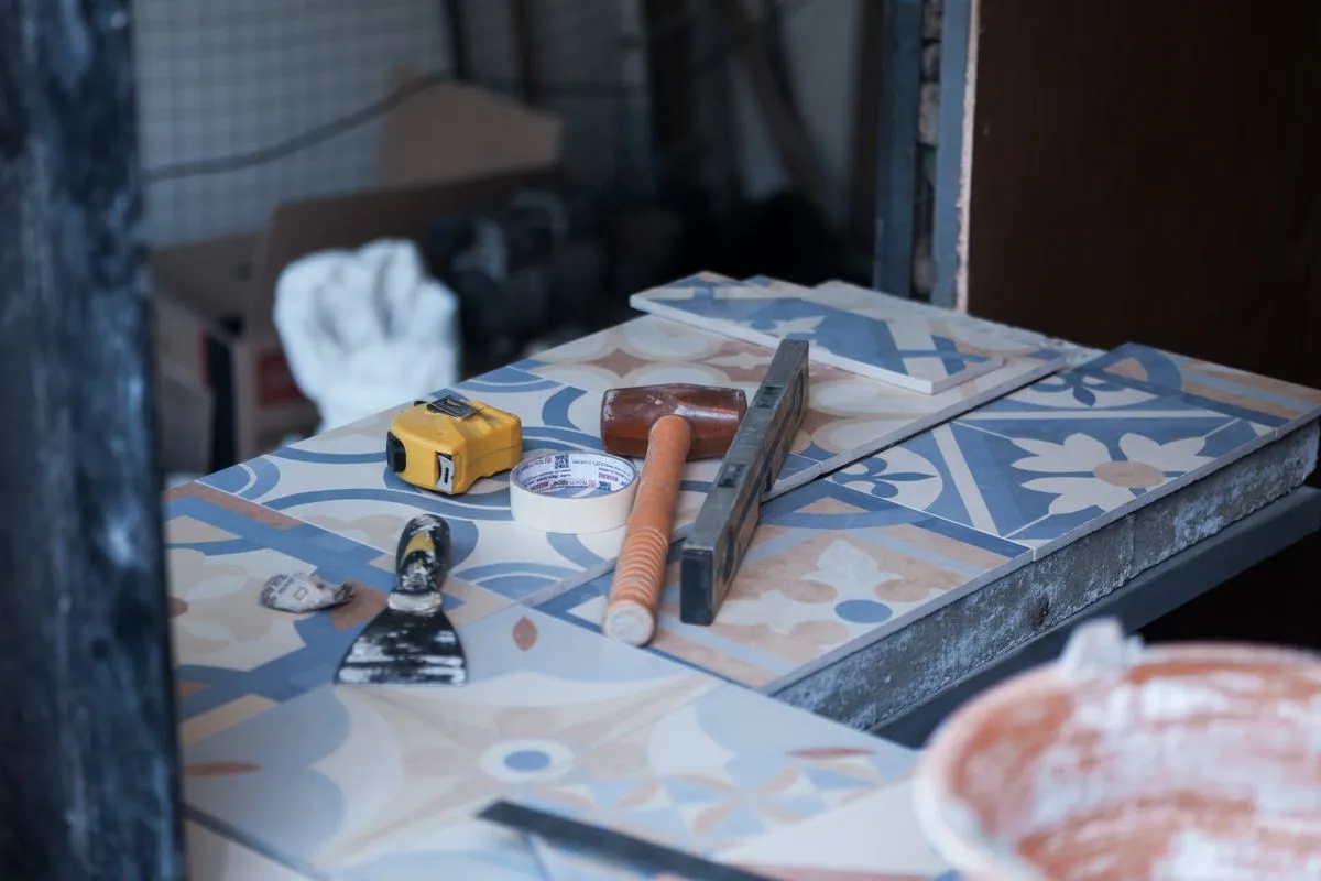 Obra em andamento com proteção de piso e organização de materiais
