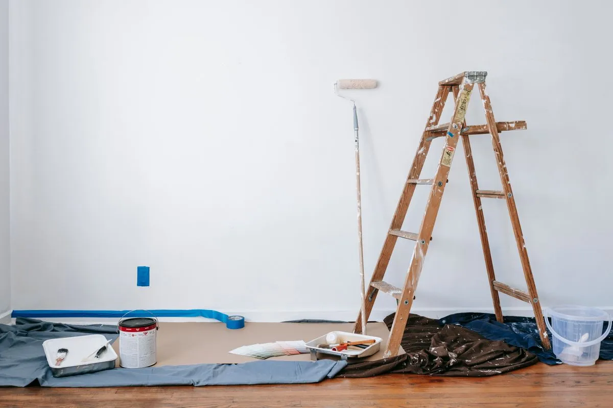 Ambiente de apartamento reformado com acabamento moderno e obra organizada