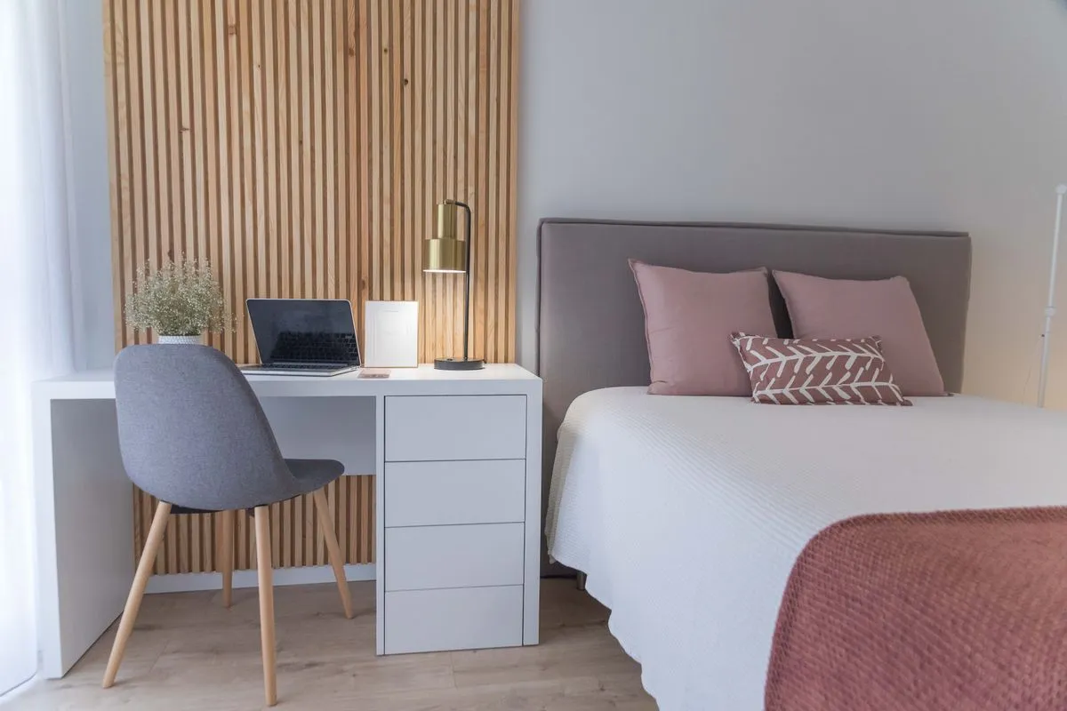 Sala integrada com piso novo, iluminação embutida e paredes claras após reforma de apartamento completa