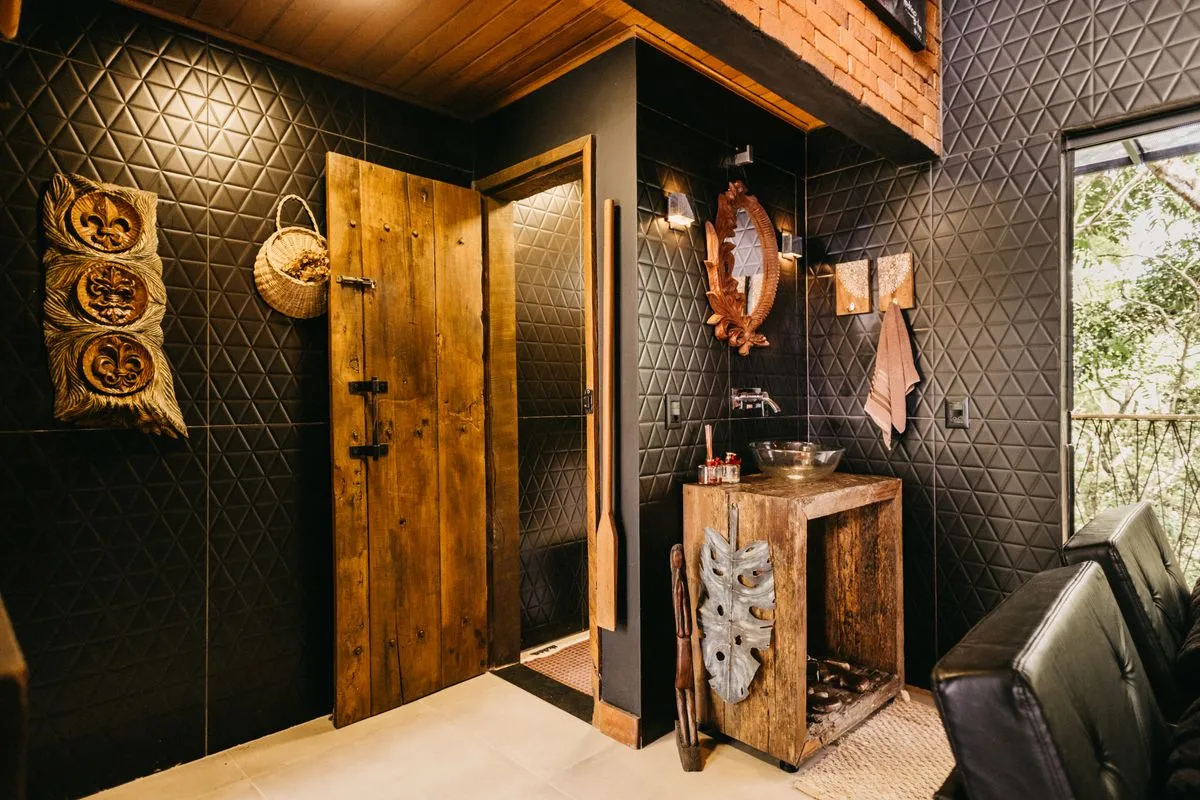 Troca de revestimento do banheiro com acabamento em porcelanato e rejunte fino