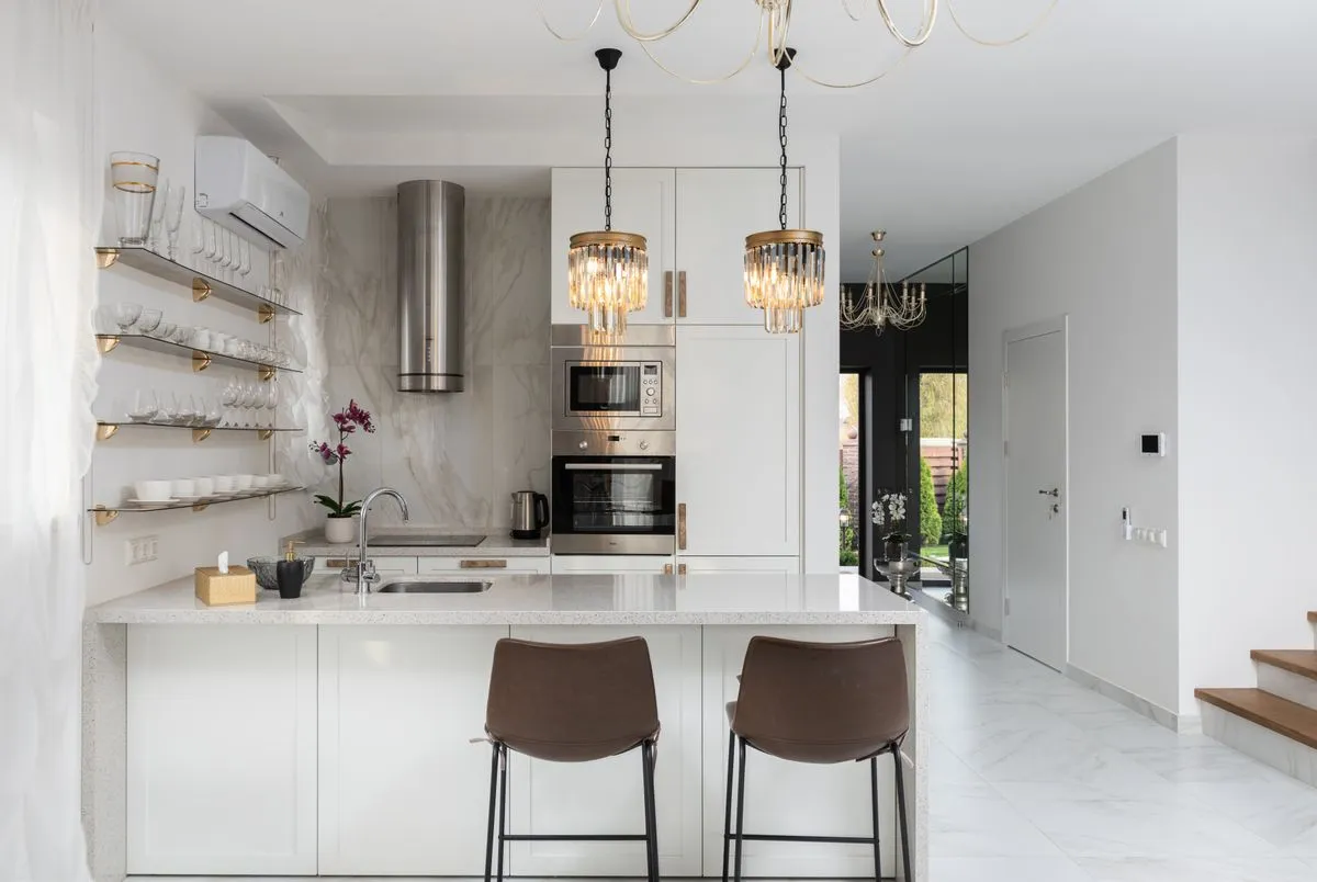 Cozinha americana derrubando parede com integração para a sala e acabamento clean