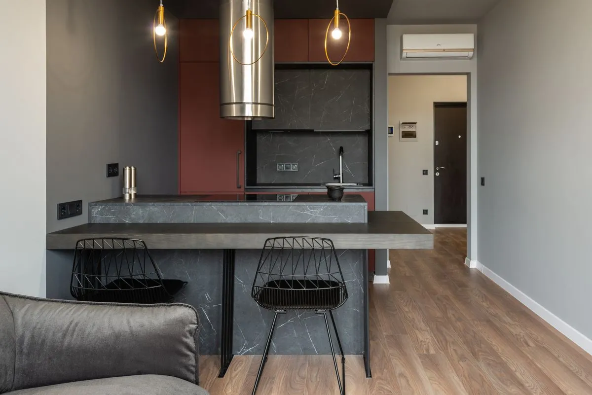 Ambiente de cozinha renovado com piso novo, pintura clara e pontos de iluminação revisados