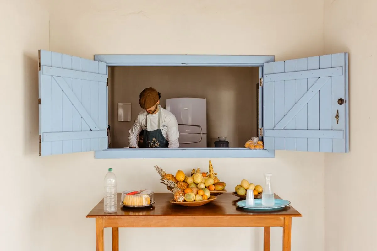 Cozinha moderna após reforma de cozinha planejada com bancada e iluminação embutida