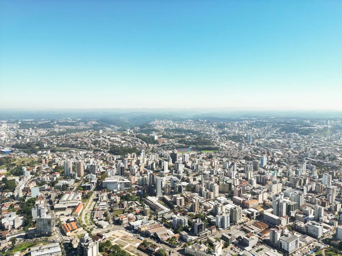 Central de alarme para casa instalada em painel discreto na sala técnica