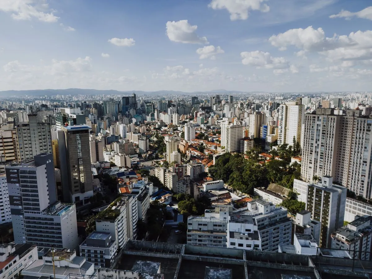 Sensor de abertura protegido em porta de acesso lateral de residência