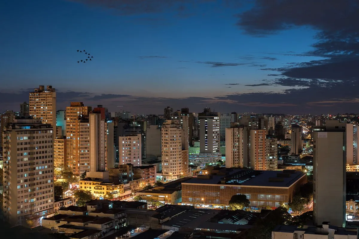 Equipe configurando monitoramento 24 horas em casa de família
