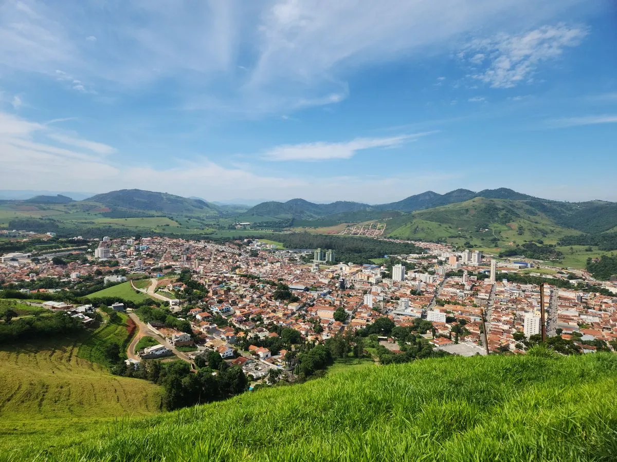 Instalação completa de segurança residencial em sobrado brasileiro