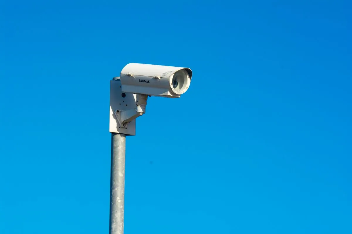 Câmeras instaladas na fachada de uma residência em São Paulo